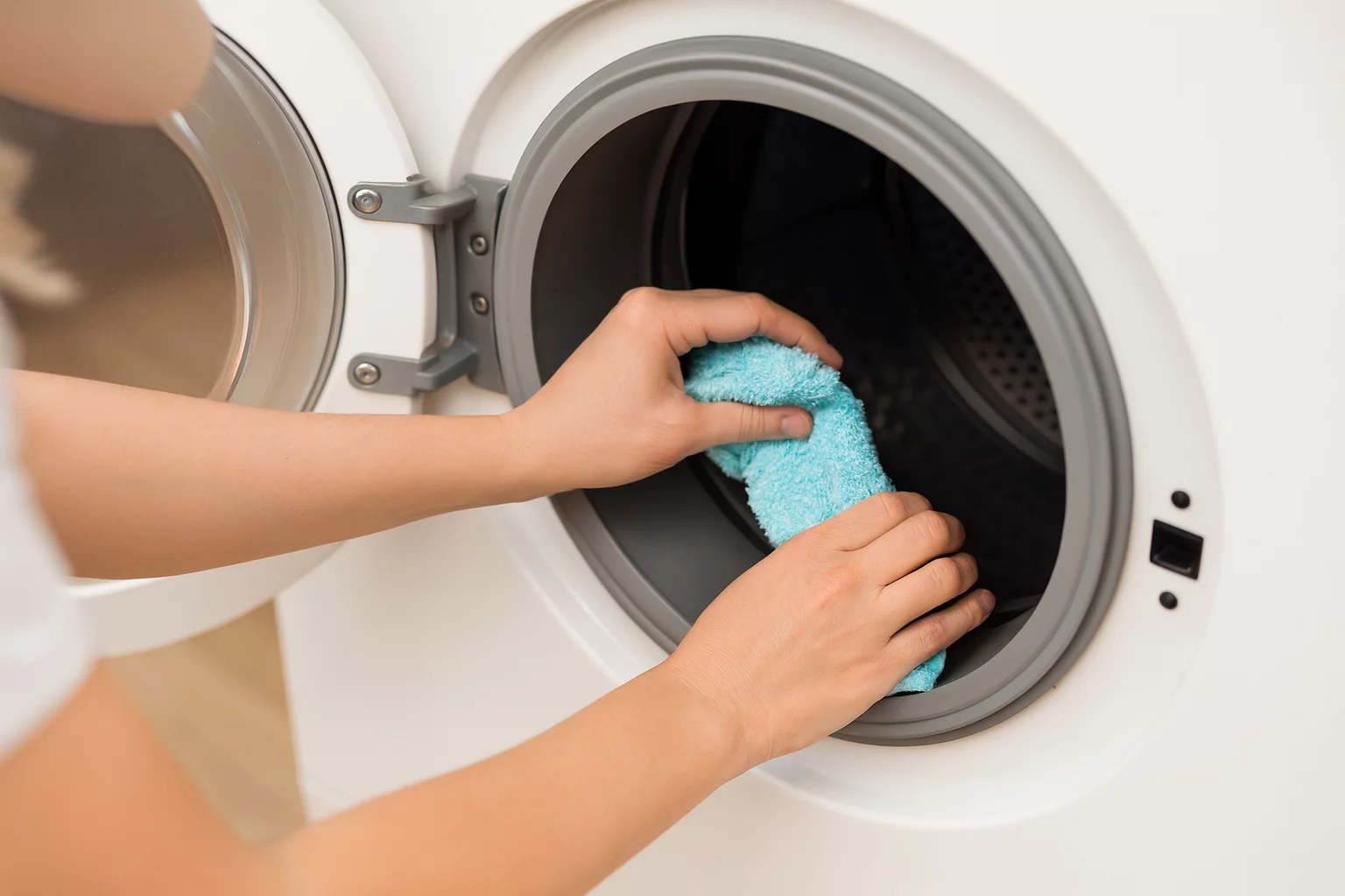 Comment nettoyer le joint en caoutchouc d’un lave-linge avec un chiffon, pour éliminer les résidus et prévenir les mauvaises odeurs